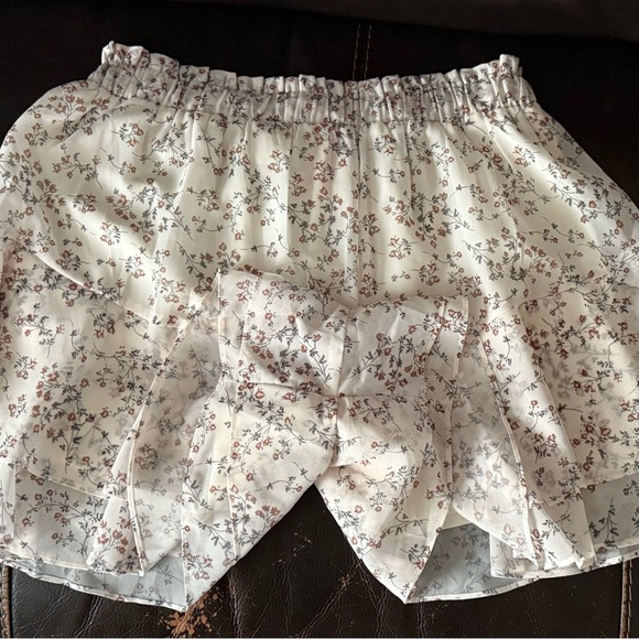 NWT Floral Ruffle Shorts, Size M - Picture 5 of 8